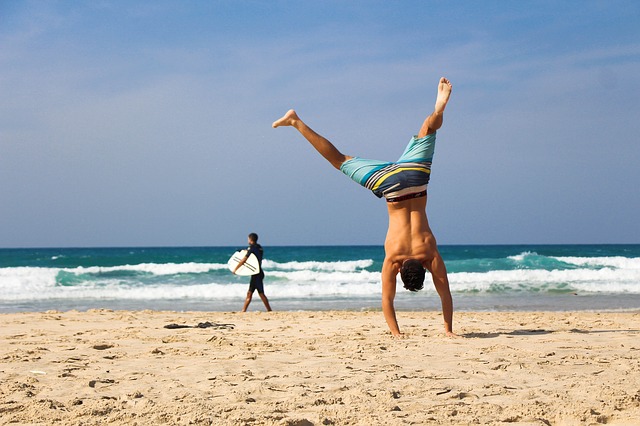 Handstand-vakantie-plezier-zee-strand