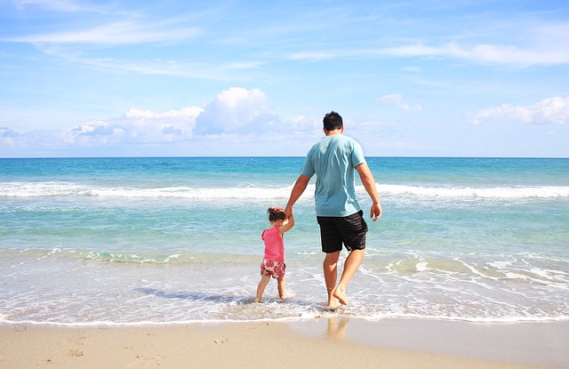 Zonvakantie strand zee vader dochter